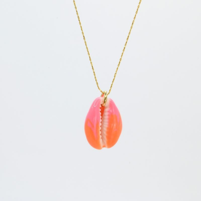 "Collier plaqué or (3 microns) coquillage émaillé Véritable cauri (coquillage) d’une longueur d’environ 2 cm Taille de la chaîne : 39 cm (+5cm de chaîne de rappel) . Bijou seul, Crédit GEMITY"