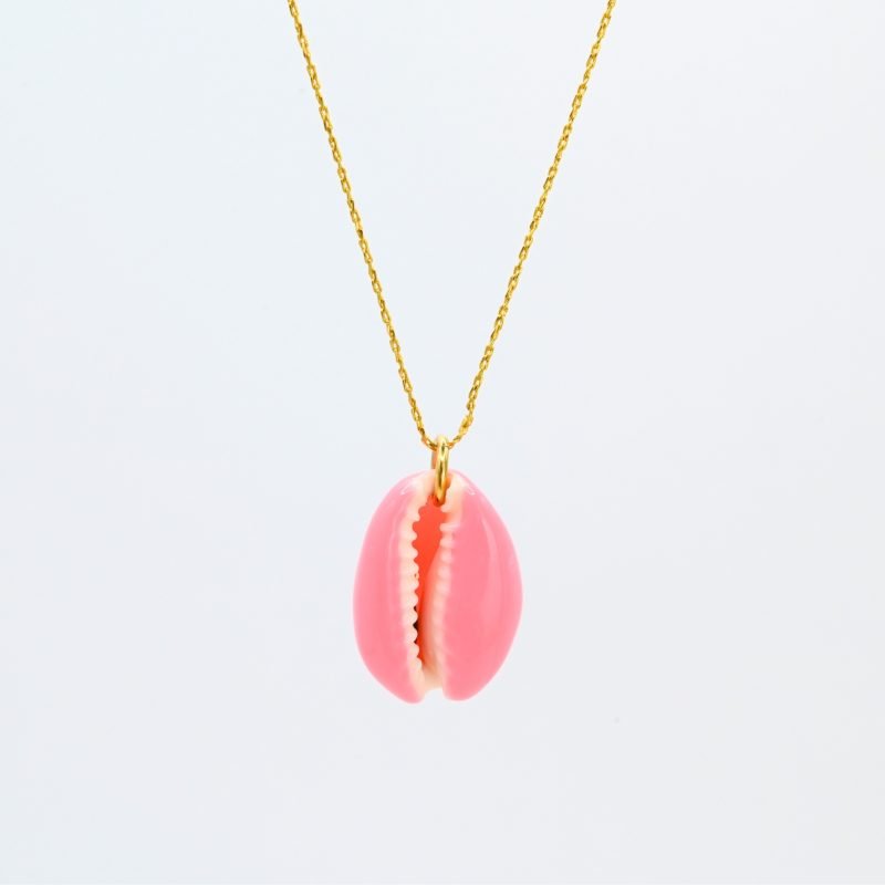 "Collier plaqué or (3 microns) coquillage émaillé Véritable cauri (coquillage) d’une longueur d’environ 2 cm Taille de la chaîne : 39 cm (+5cm de chaîne de rappel) . Bijou seul, Crédit GEMITY"