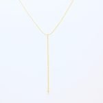 "Collier en plaqué or avec zirconium. Longueur du pendentif : 8 cm Taille de la chaîne : 39 cm (+5 cm de chaine de rappel) . Bijou seul, Crédit GEMITY"