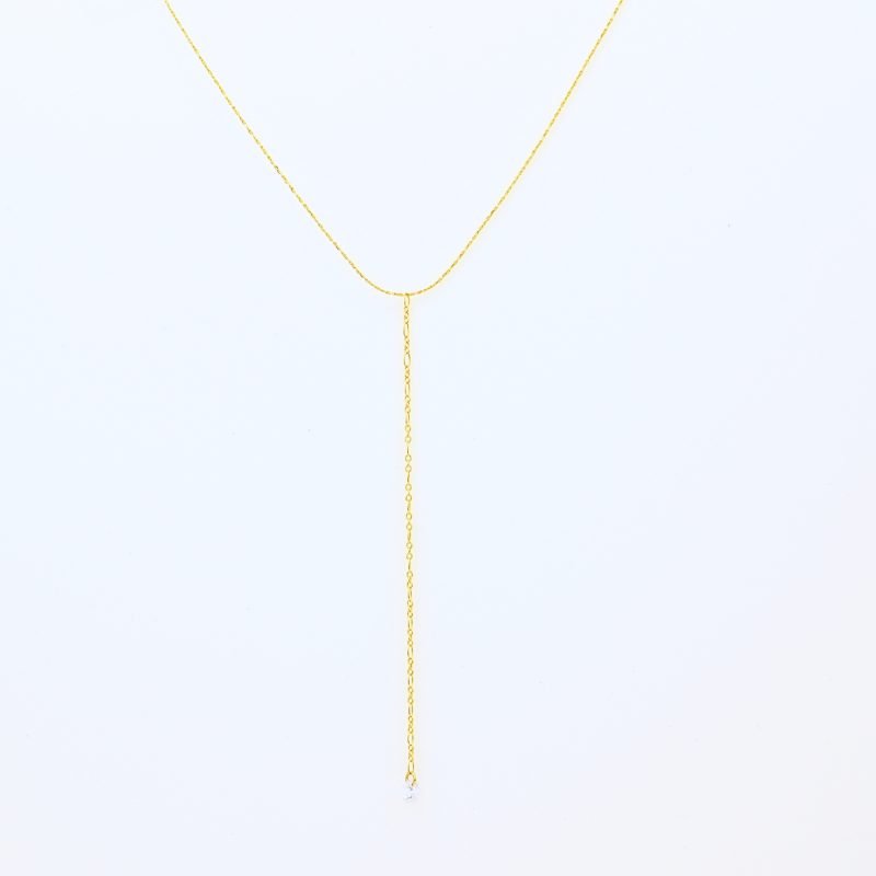 "Collier en plaqué or avec zirconium. Longueur du pendentif : 8 cm Taille de la chaîne : 39 cm (+5 cm de chaine de rappel) . Bijou seul, Crédit GEMITY"