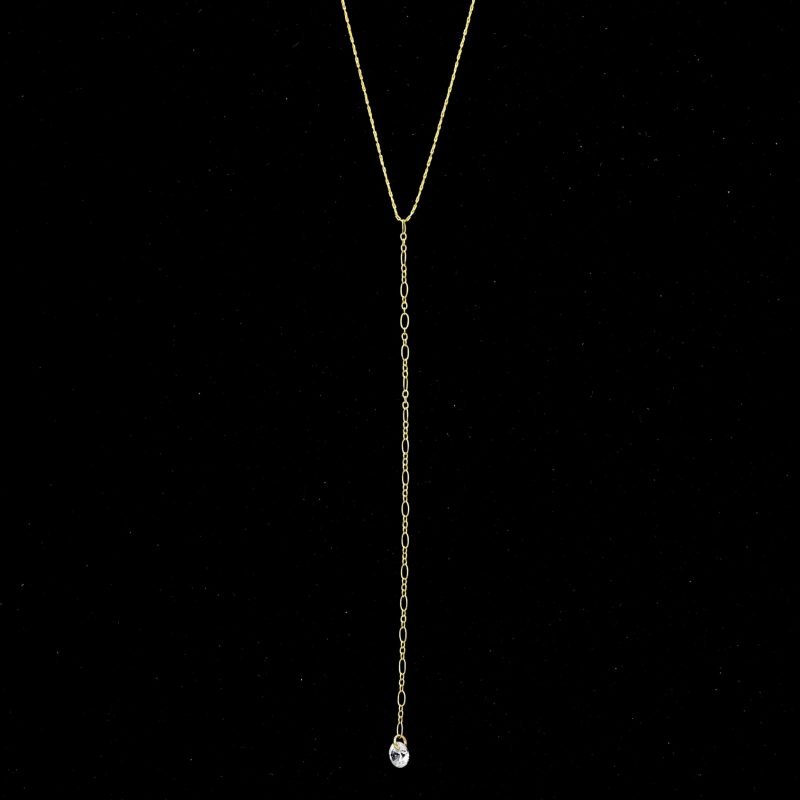 "Collier en plaqué or avec zirconium. Longueur du pendentif : 8 cm Taille de la chaîne : 39 cm (+5 cm de chaine de rappel) . Bijou seul, Crédit GEMITY"