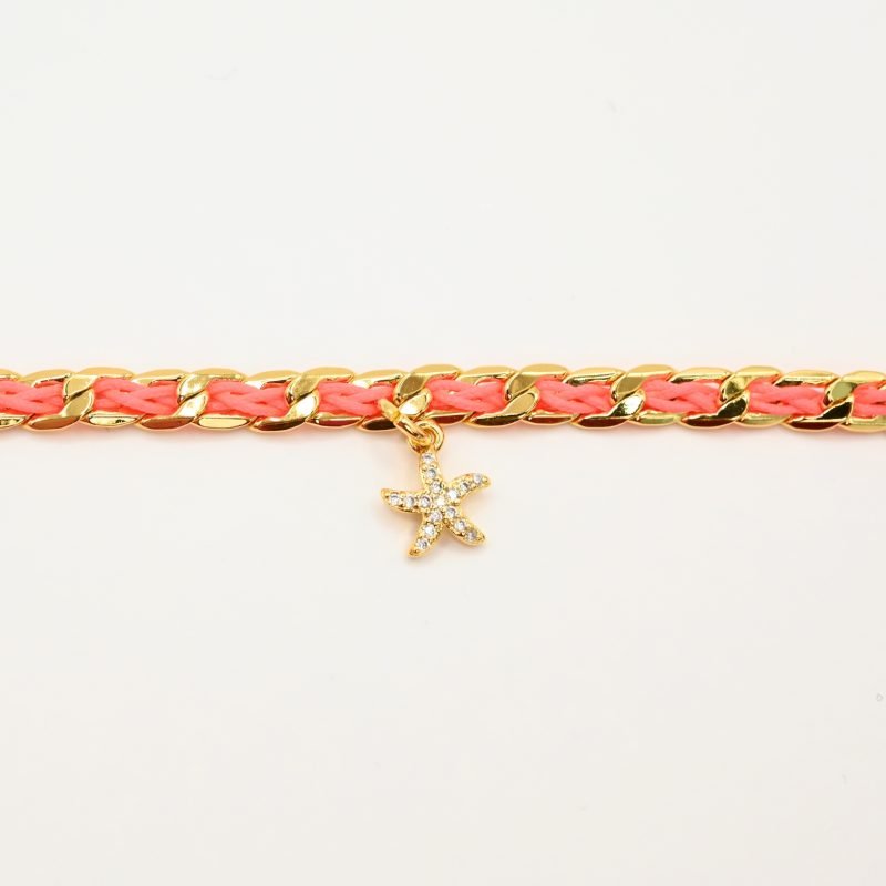 "1 pampille coeur strass Couleur tressage : rose poudré. Fermoir réglable. Matière : plaqué or et incrustation de fils de coton polyester tressés. Utilisation possible sous la douche ! . Bijou seul, Crédit GEMITY"
