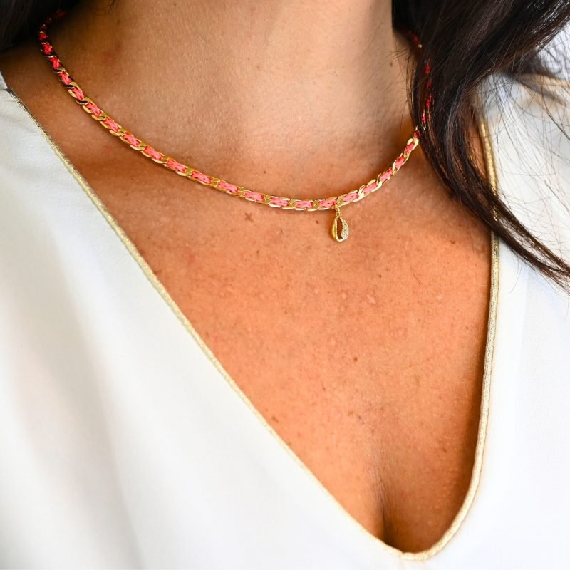 "1 pampille coeur strass Couleur tressage : rose poudré. Fermoir réglable. Matière : plaqué or et incrustation de fils de coton polyester tressés. Utilisation possible sous la douche ! . Bijou porté, Crédit GEMITY."