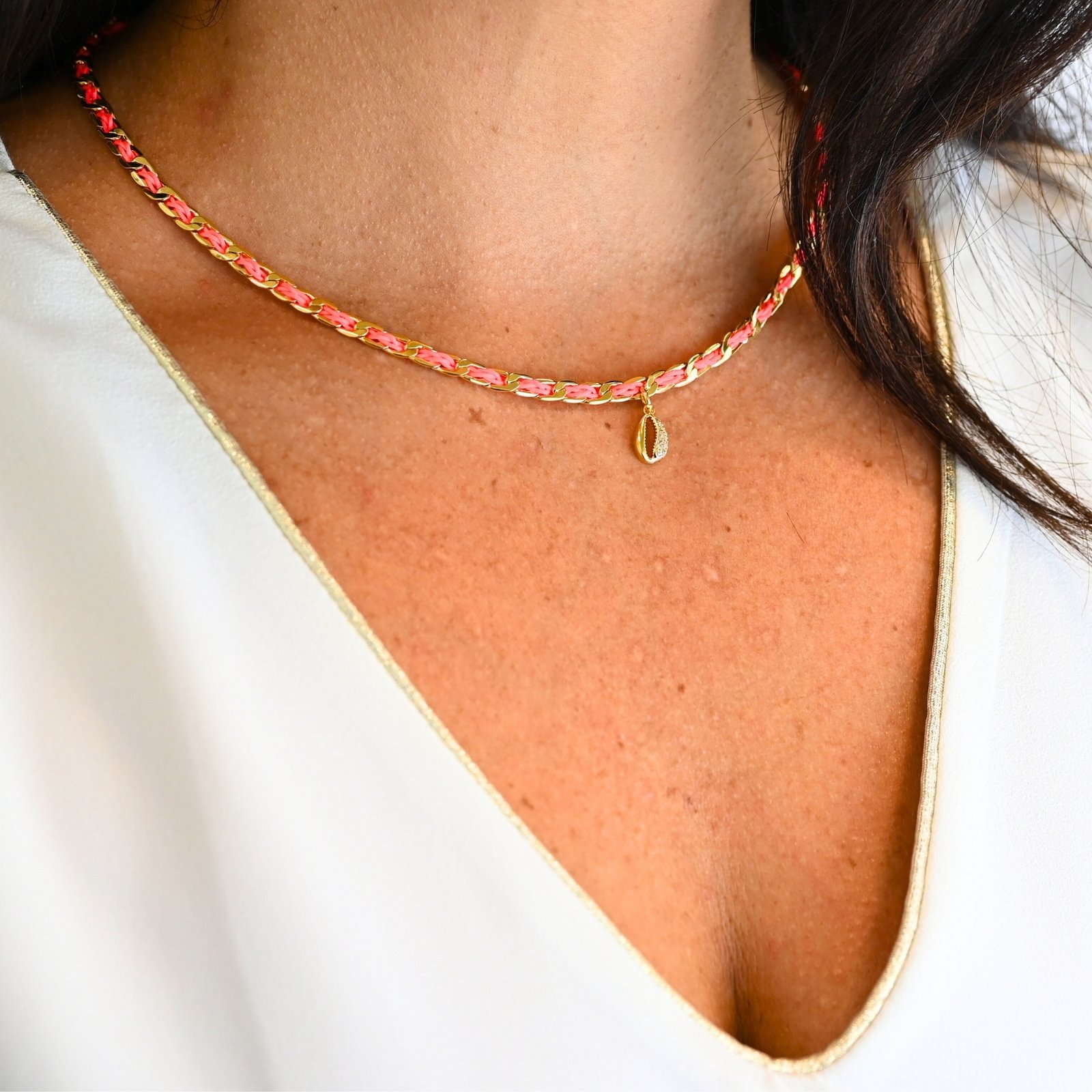 "1 pampille coeur strass Couleur tressage : rose poudré. Fermoir réglable. Matière : plaqué or et incrustation de fils de coton polyester tressés. Utilisation possible sous la douche ! . Bijou porté, Crédit GEMITY."