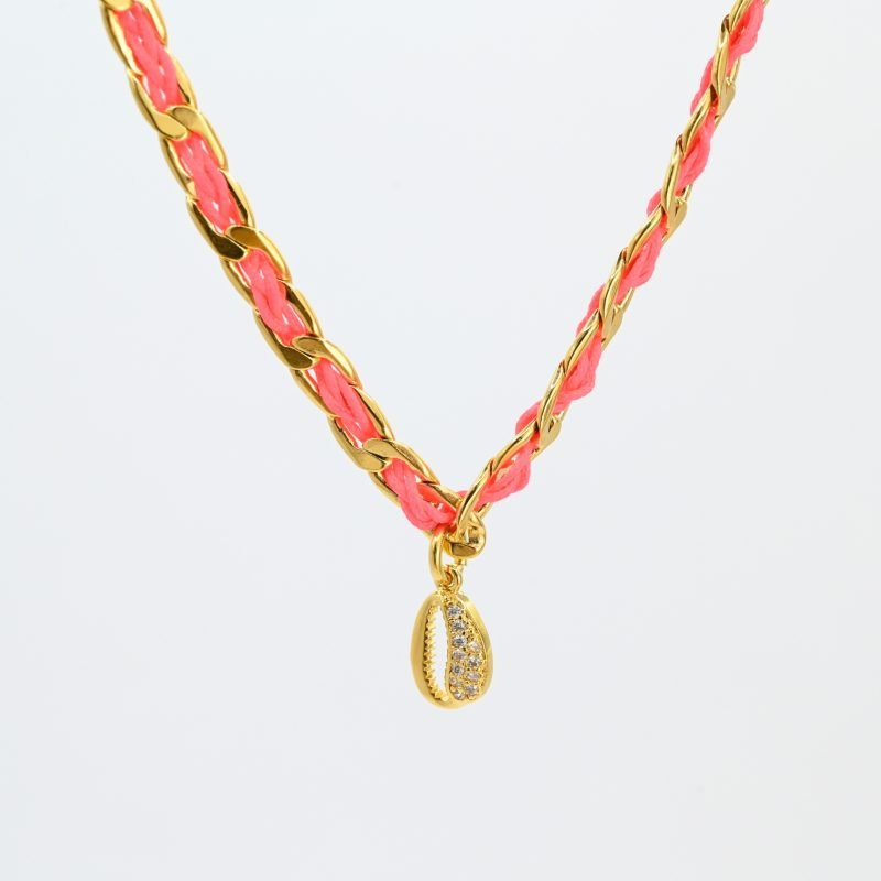 "1 pampille coeur strass Couleur tressage : rose poudré. Fermoir réglable. Matière : plaqué or et incrustation de fils de coton polyester tressés. Utilisation possible sous la douche ! . Bijou seul, Crédit GEMITY"