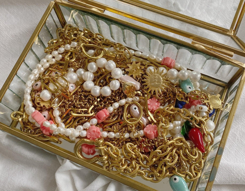 Colliers emmêlés dans une boîte à bijoux traditionnelle.