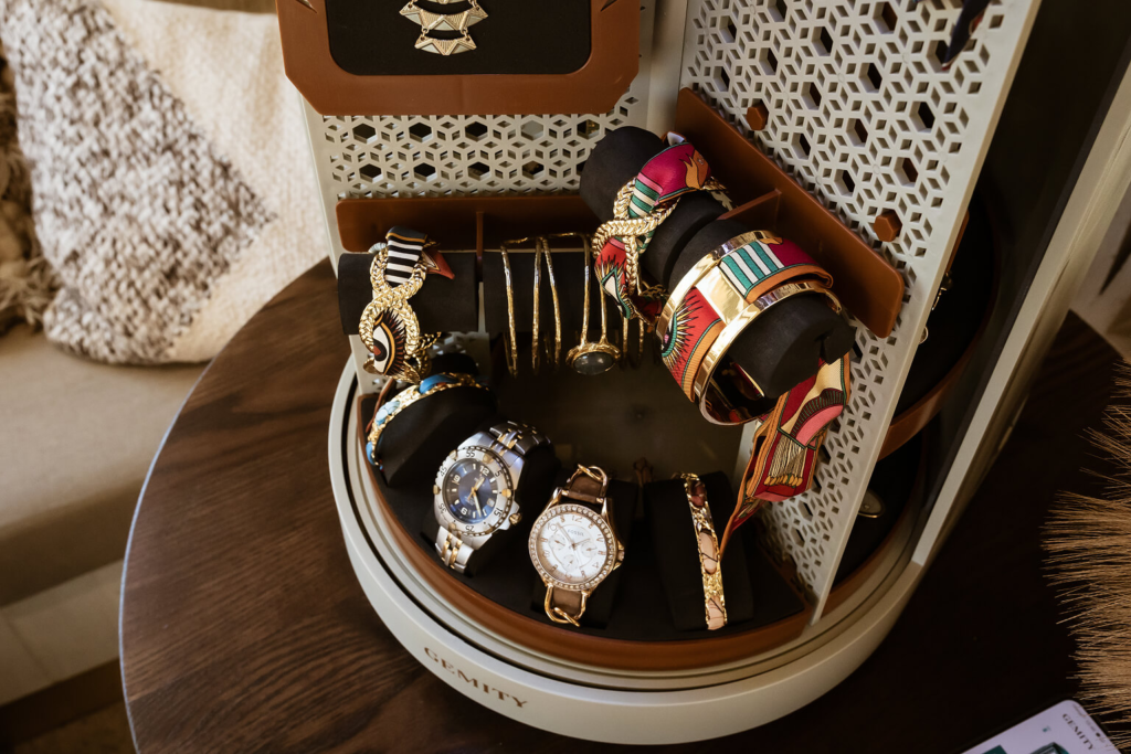 Compartiments de rangement pour bracelets, montres et bagues dans un coffret à bijoux GEMITY